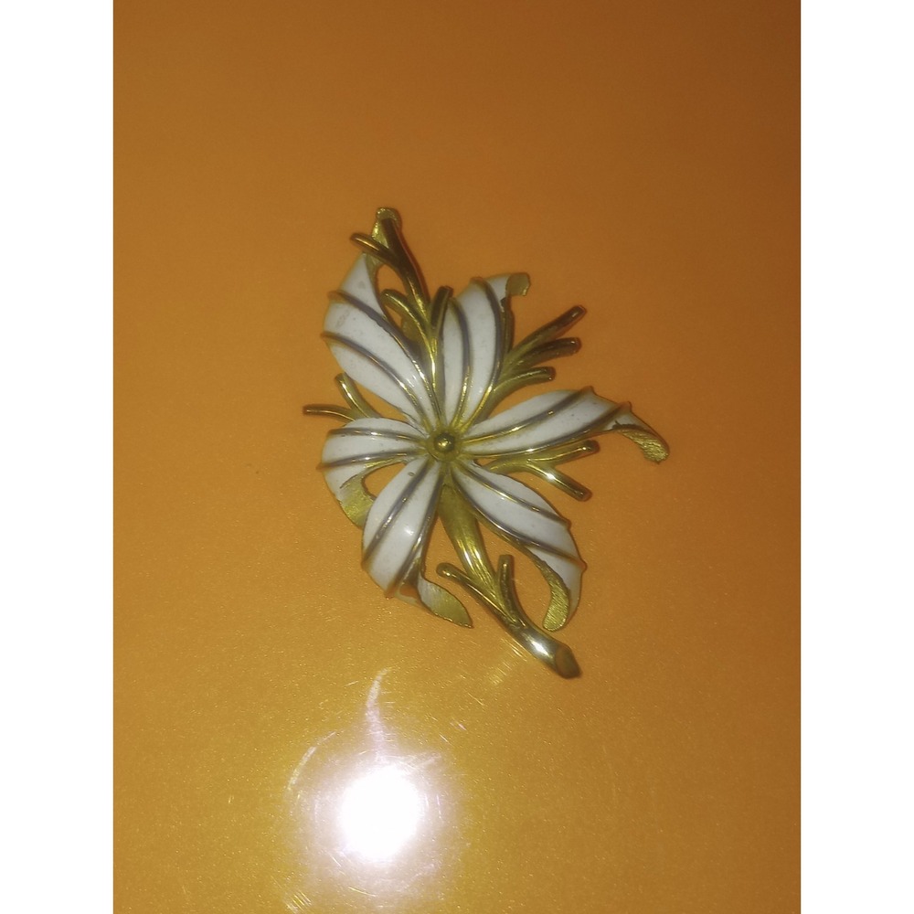 Trifari White Enamel Gold Tone Brooch Pin Floral 1950-60 2 1/2 Inch